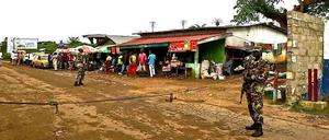 Die Armee soll die weitere Ausbreitung der Ebola-Epidemie über die Grenzen mit allen Mitteln verhindern.