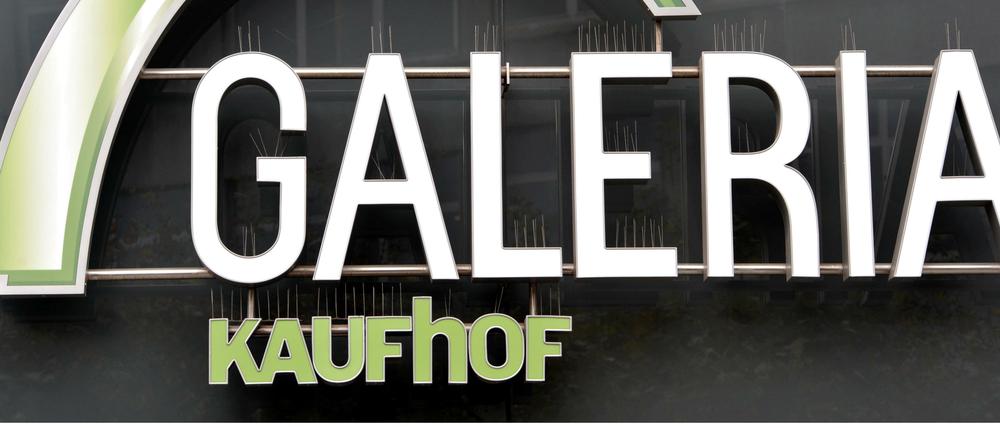 Der neue Karstadt-Eigentümer Benko will die angeschlagene Handelskette mit Kaufhof zusammenschließen.
