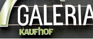 Der neue Karstadt-Eigentümer Benko will die angeschlagene Handelskette mit Kaufhof zusammenschließen.