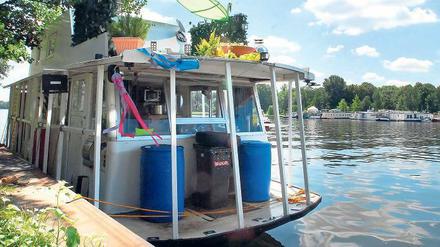 „Revolutionäre Lebensräume auf dem Wasser“. Bei Booten unter 15 Metern muss mit monatlichen Liegekosten in Höhe von 100 bis 500 Euro gerechnet werden.