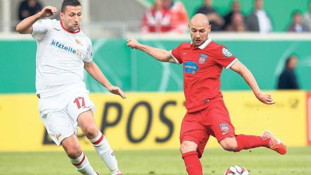 Verloren bei Vollzeitdebüt. Torsten Mattuschka (l.) kam erstmals in der Saison von Beginn an zum Einsatz, war gegen die Heidenheimer um Philipp Riese aber glücklos. 