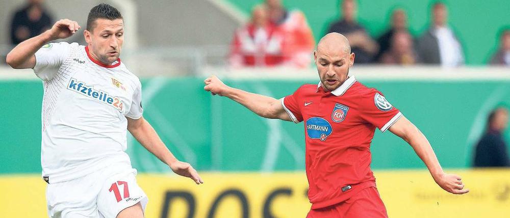 Verloren bei Vollzeitdebüt. Torsten Mattuschka (l.) kam erstmals in der Saison von Beginn an zum Einsatz, war gegen die Heidenheimer um Philipp Riese aber glücklos.