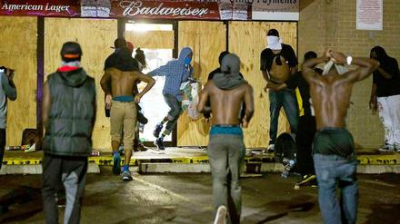 In Ferguson kommt es nach einer unruhigen Woche am Samstag zu Plünderungen.
