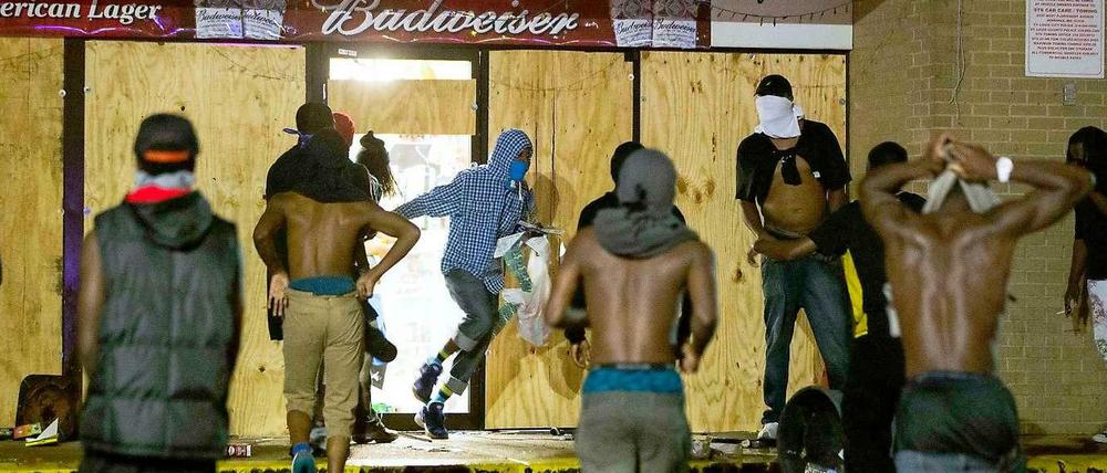 In Ferguson kommt es nach einer unruhigen Woche am Samstag zu Plünderungen. 