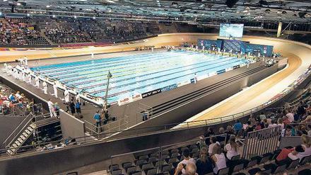 Sieben-Tagen-Schwimmen. Das von der Radrennbahn umrahmte Becken.