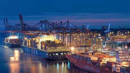 Im Dunkeln. Im Hamburger Hafen werden zwar mehr Schiffe abgefertigt, doch den Reedern fehlt Geld für die Modernisierung.