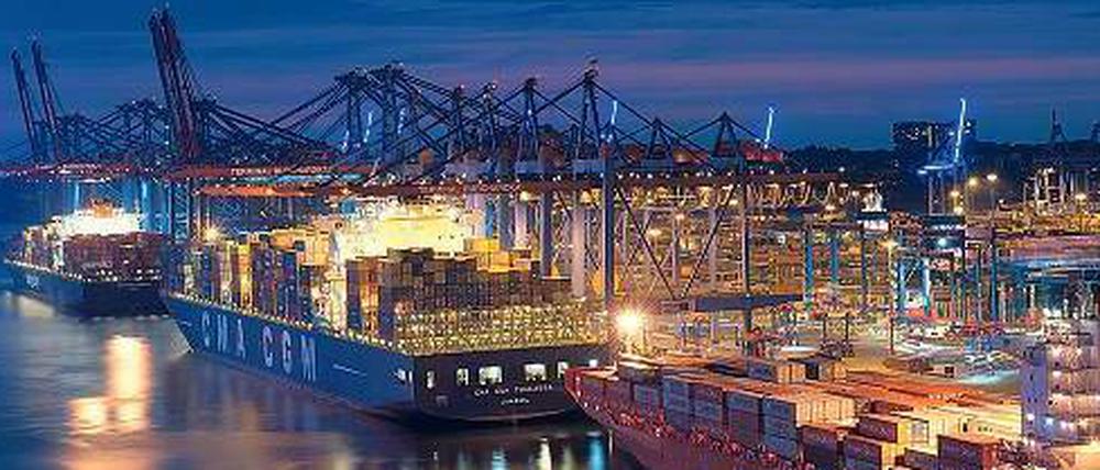 Im Dunkeln. Im Hamburger Hafen werden zwar mehr Schiffe abgefertigt, doch den Reedern fehlt Geld für die Modernisierung.