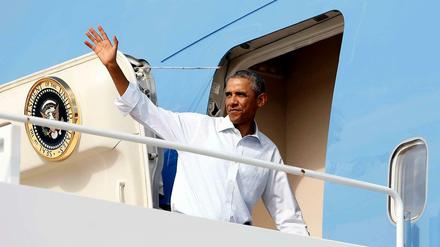 US-Präsident Barack Obama winkt, bevor er in das Präsidenten-Flugzeug einsteigt.