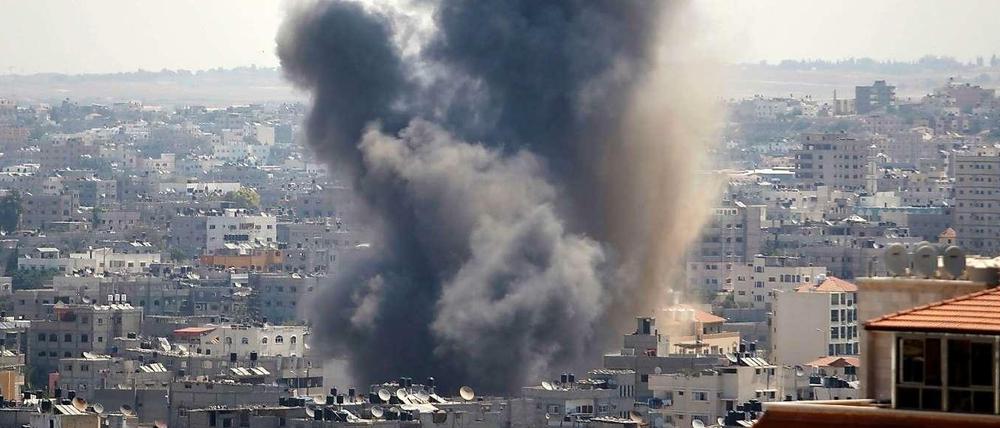 Eine Explosion in Rafah, nach palästinensischen Augenzeugenberichten ein Luftschlag der israelischen Armee auf drei Hamas-Kommandeure.