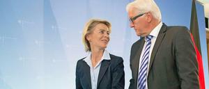 Bundesverteidigungsministerin Ursula von der Leyen (CDU) und Außenminister Frank-Walter Steinmeier zu Waffenlieferungen in den Irak bereit.