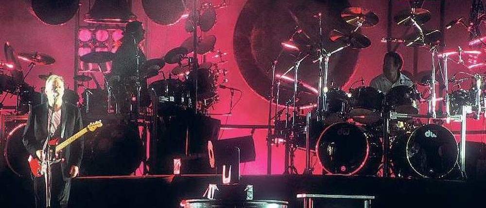 Das knallt. Eine große Show boten Pink Floyd auch im August 1994 auf dem Maifeld. Diese Aufnahme entstand allerdings im April desselben Jahres bei einem Auftritt in Oakland, Kalifornien. Foto: Jay Blakesberg / fotex
