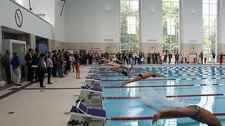 Aber ab Sonntag darf endlich auch die Allgemeinheit in das neue Hallenbad an der Finckensteinallee in Steglitz-Zehlendorf.