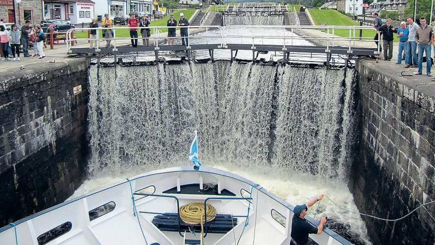 Porno tikilgan mushuk Uxlab yotgan odamlarni eshaklari bilan sikishlari aks etgan porno