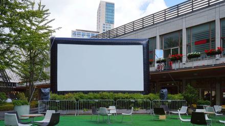 Die Leinwand wartet schon. Im Neuen Kranzler-Eck am Ku'damm startet am Donnerstag ein 18-tägiges Sommerkino. Die Tische und Stühle werden durch Liegestühle ersetzt. 