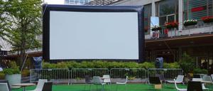 Die Leinwand wartet schon. Im Neuen Kranzler-Eck am Ku'damm startet am Donnerstag ein 18-tägiges Sommerkino. Die Tische und Stühle werden durch Liegestühle ersetzt. 