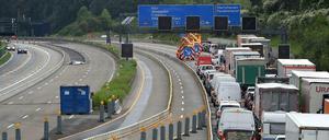 Direkt an der stark befahrenen A3 und in der Nähe des Frankfurter Flughafens wurde eine britische Zehn-Zentner-Bombe aus dem Zweiten Weltkrieg gefunden. 