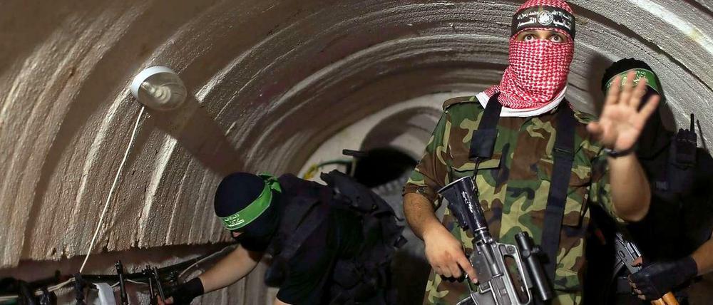 Frisch gestrichener neuer Tunnel. Hamas-Kämpfer zeigten sich am Montag in diesem neuen Tunnel in Gaza.