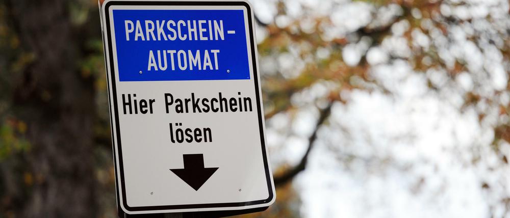 Schild an einem Parkscheinautomaten.