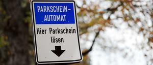 Schild an einem Parkscheinautomaten.