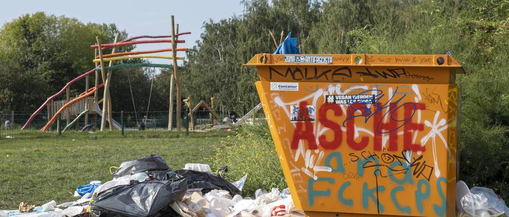 Müll liegt verstreut im Berliner Mauerpark.