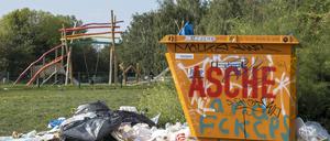 Müll liegt verstreut im Berliner Mauerpark.