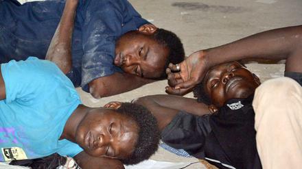Abgefangen in Zarzis. Drei von 90 illegalen afrikanischen Migranten, die am 9. August mit ihrem Boot 50 Kilometer vor der libyschen Grenze von den tunesischen Behörden abgehalten wurden. Sie wollten eigentlich nach Lampedusa.