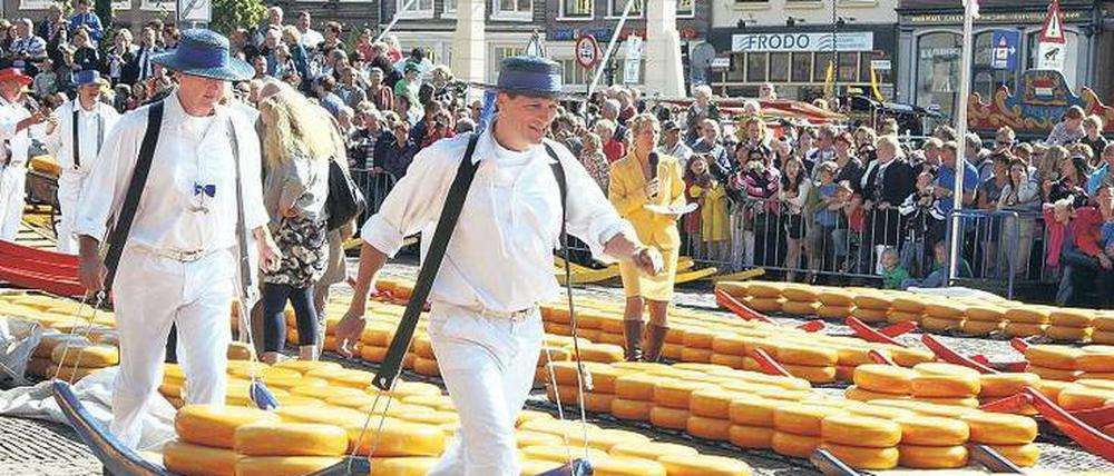 Alles Käse? Von wegen. Der Markt im niederländischen Alkmaar ist für die Touristen ein köstliches Vergnügen.