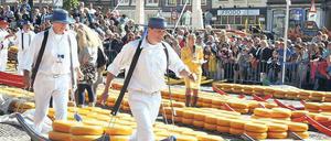 Alles Käse? Von wegen. Der Markt im niederländischen Alkmaar ist für die Touristen ein köstliches Vergnügen.