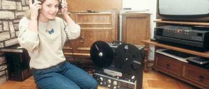 Ein bisschen Nostalgie: 1984 ließ sich Schlagersängerin Nicole für eine Homestory mit ihrem Tonbandgerät fotografieren. Die teure Technik von damals steht auch sonst noch in vielen Wohnzimmern und wartet auf Anschluss an die digitale Welt. Foto: imag/teutopress