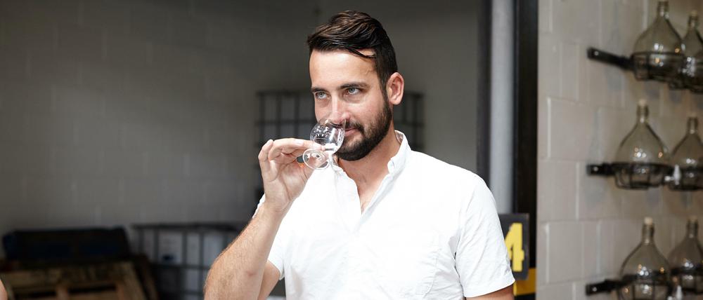 Gin-Kenner Leon Dalloway verkostet einen Wacholderschnaps.