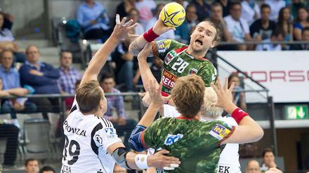 Kein Durchkommen. Pavel Horak sucht vergeblich nach einer Lücke im Kieler Abwehrbollwerk.