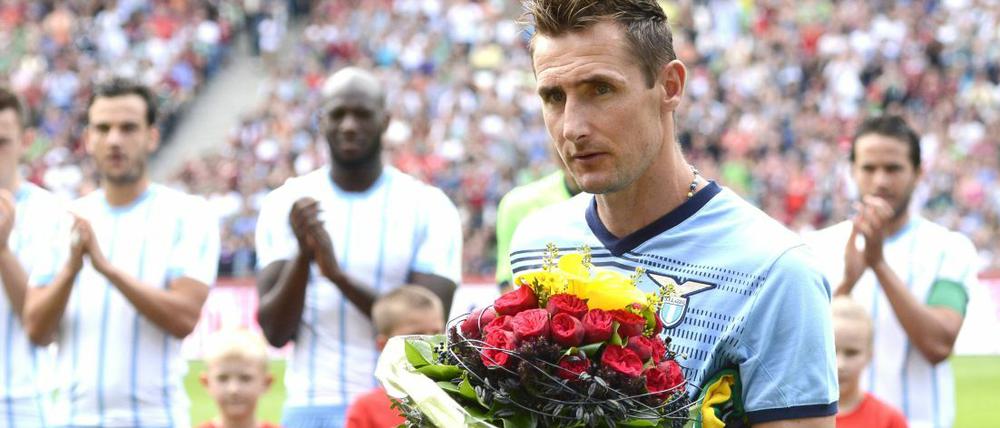 Karrierepläne: Miroslav Klose bei der Weltmeister-Ehrung vor dem Test von Lazio Rom gegen Hannover 96.