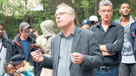 Ein letztes Mal sucht Hans Panhoff im Juni die Flüchtlinge zum Verlassen der Gerhart-Hauptmann-Schule zu überreden.