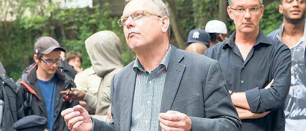 Ein letztes Mal sucht Hans Panhoff im Juni die Flüchtlinge zum Verlassen der Gerhart-Hauptmann-Schule zu überreden.