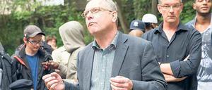 Ein letztes Mal sucht Hans Panhoff im Juni die Flüchtlinge zum Verlassen der Gerhart-Hauptmann-Schule zu überreden.