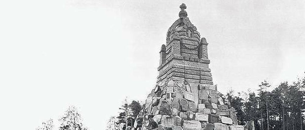 Sieht ein bisschen aus wie das Völkerschlachtdenkmal. das Sportdenkmal am Ufer der Dahme (hier ein Foto von 1900).