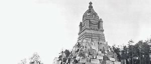 Sieht ein bisschen aus wie das Völkerschlachtdenkmal. das Sportdenkmal am Ufer der Dahme (hier ein Foto von 1900).