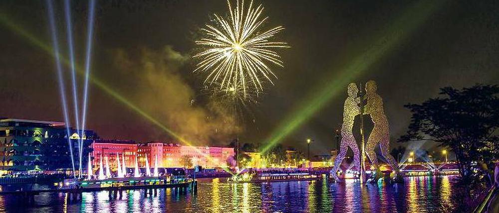 Mööp, möööp. Berlin leuchtet, auch nachts am Wasser - in diesem Fall am Osthafen.