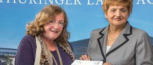 Die Ausschussvorsitzende Dorothea Marx (links) übergibt der Landtagspräsidentin Birgit Diezel den Abschlussbericht des Thüringer NSU-Untersuchungsausschuses.