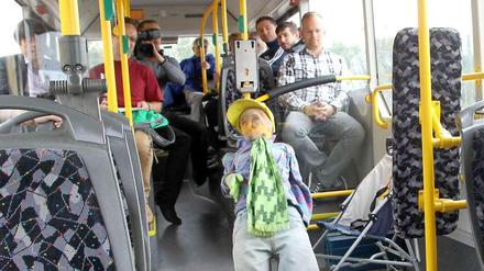 Voll auf den Hinterkopf: Nach diesem Sturz tut aber nichts weh - denn hier fällt der Dummy der BVG.