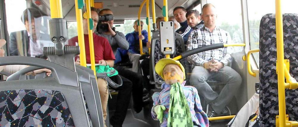 Voll auf den Hinterkopf: Nach diesem Sturz tut aber nichts weh - denn hier fällt der Dummy der BVG.