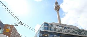 Bahn frei. Der neue Schwarzbau am Alexanderplatz ergänzt sich zumindest optisch mit dem „Cubix“-Kino gegenüber – und bringt noch mehr Belebung für die Fußgängerzone rund um den Fernsehturm. 
