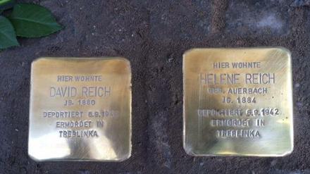 Stolpersteine in der Güntzelstraße 53 in Berlin-Wilmersdorf für David Reich und Helene Reich, Eltern des Literaturkritikers Marcel Reich-Ranicki, die 1942 von den Nazis in Treblinka ermordet wurden.
