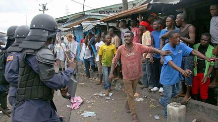 Liberia setzt Militär gegen aufgebrachte Bewohner ein, die Patienten aus Quarantäneeinrichtungen geholt haben.