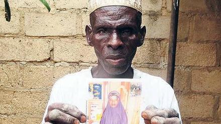 Beruft sich auf Traditionen. Sani Garba hält ein Foto seiner 14-jährigen Schwiegertochter Wasila Tasi'u hoch.