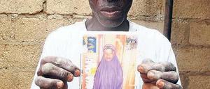 Beruft sich auf Traditionen. Sani Garba hält ein Foto seiner 14-jährigen Schwiegertochter Wasila Tasi'u hoch. 