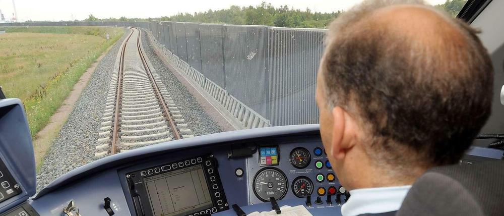 Lokführer bei der Arbeit. Die Gewerkschaft fordert fünf Prozent mehr Lohn.