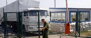 Lastwagen fuhren über die Grenze.