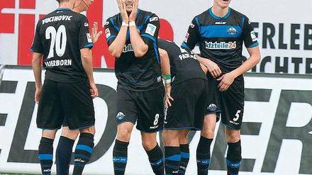 Oh Schreck, es gibt Elfmeter. Erst kurz vor Schluss kassiert Paderborn den Ausgleich gegen Mainz.