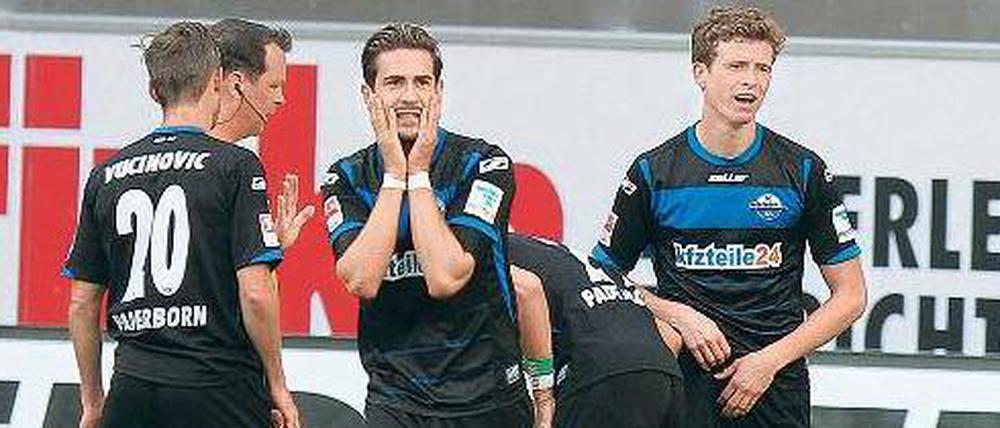 Oh Schreck, es gibt Elfmeter. Erst kurz vor Schluss kassiert Paderborn den Ausgleich gegen Mainz.